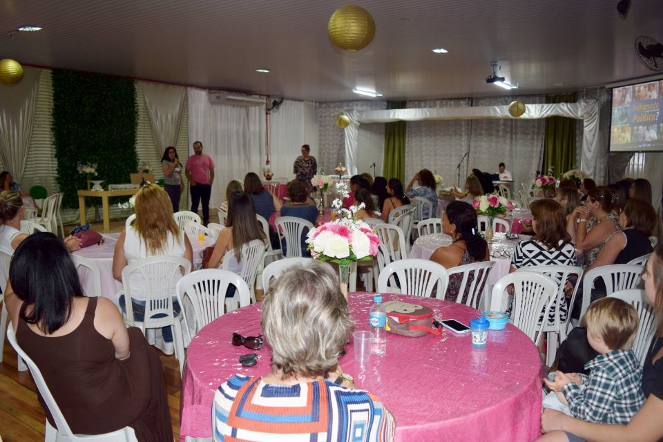 Cleiton Foss Chapecó – Incentivar a participação das mulheres na política. Este foi o principal objetivo da reunião realizada na tarde de sábado, pelo vereador Cleiton Fossá, no bairro...