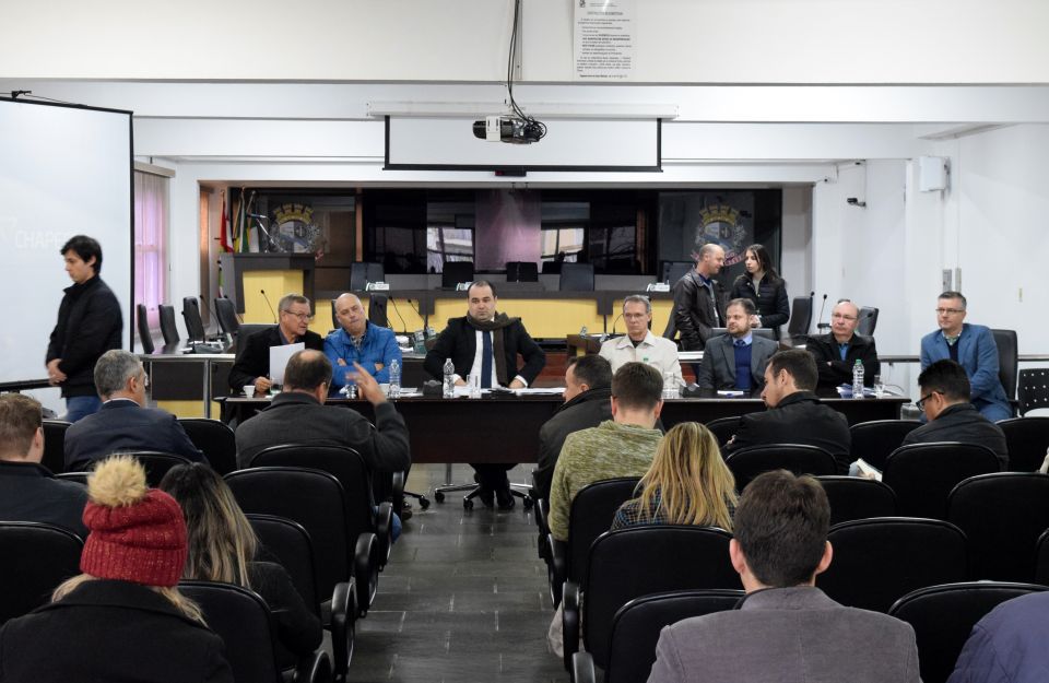 Cleiton Foss Chapecó – Através de iniciativa do vereador Cleiton Fossá, a Câmara Municipal de Chapecó promoveu, na manhã desta segunda-feira, dia 4, Audiência Pública para debater a...