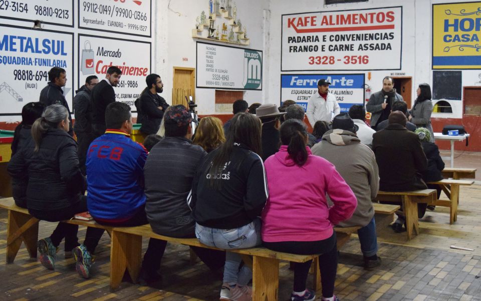 Cleiton Foss Chapecó – Mantendo contato direto com moradores dos bairros e comunidades do interior de Chapecó, o vereador Cleiton Fossá esteve reunido, na noite desta quarta-feira, dia 6, com cidadãos do...