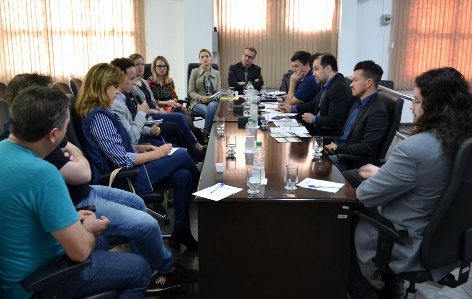 Cleiton Foss Chapecó – Através da Câmara de Vereadores de Chapecó, foi realizada na manhã desta terça-feira, dia 12, Reunião de Trabalho que debateu a possibilidade da...