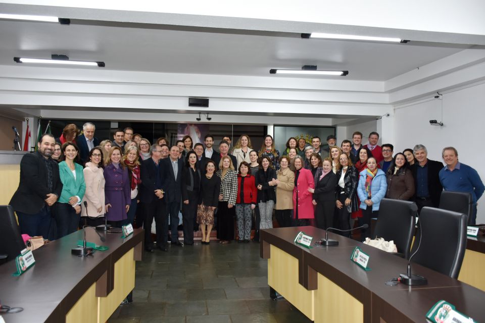 Cleiton Foss Chapecó – A advogada e professora universitária Maria Aparecida Lucca Caovilla recebeu, na noite de terça-feira, dia 26, o título de cidadão honorário de Chapecó, concedido...