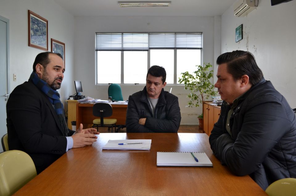 Cleiton Foss Chapecó – O vereador Cleiton Fossá se reuniu, nesta sexta-feira, dia 13, com o superintendente regional de negócios Oeste da Casan, Écio Bordignon, e com o gerente em Chapecó, Daniel Scharf....