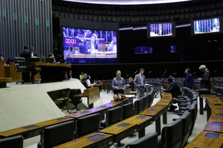 Cleiton Fossá Os Deputados Federais aprovaram em votação virtual do Plenário nesta quinta-feira (26), o pagamento de um auxílio emergencial por três meses, no valor de R$ 600, a...
