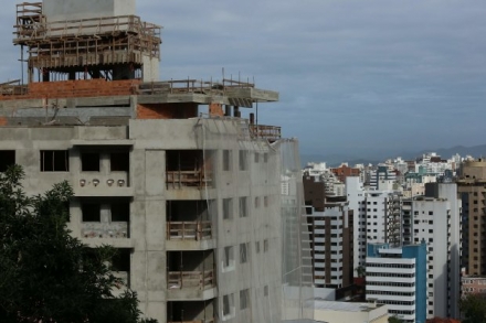 Cleiton Fossá Na quarta-feira (01), o governo de Santa Catarina por meio da Portaria 212, autorizou a liberação das obras privadas de construção civil e de sua cadeia produtiva no estado. As...