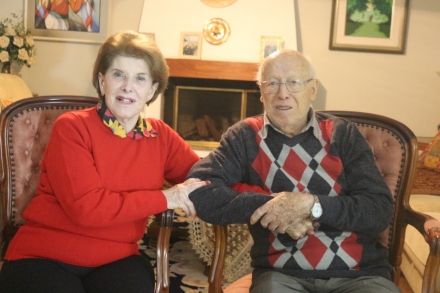Cleiton Fossá Sentados lado a lado, em meio a sua sala de estar, com uma lareira ao fundo, móveis da década de 60, 70 e 80, e uma luz leve, com teor romântico e de fofura, Lucy e Pergentino Grando compartilham a sua...